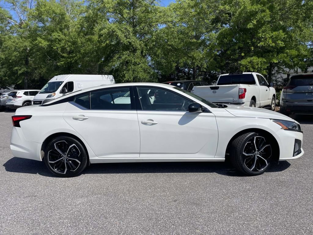 Used 2024 Nissan Altima 2.5 SR FWD image 2