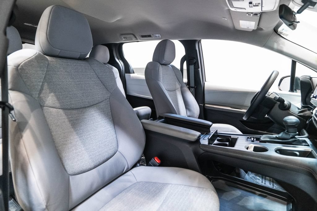 Used 2025 Toyota Sienna LE FWD image 15