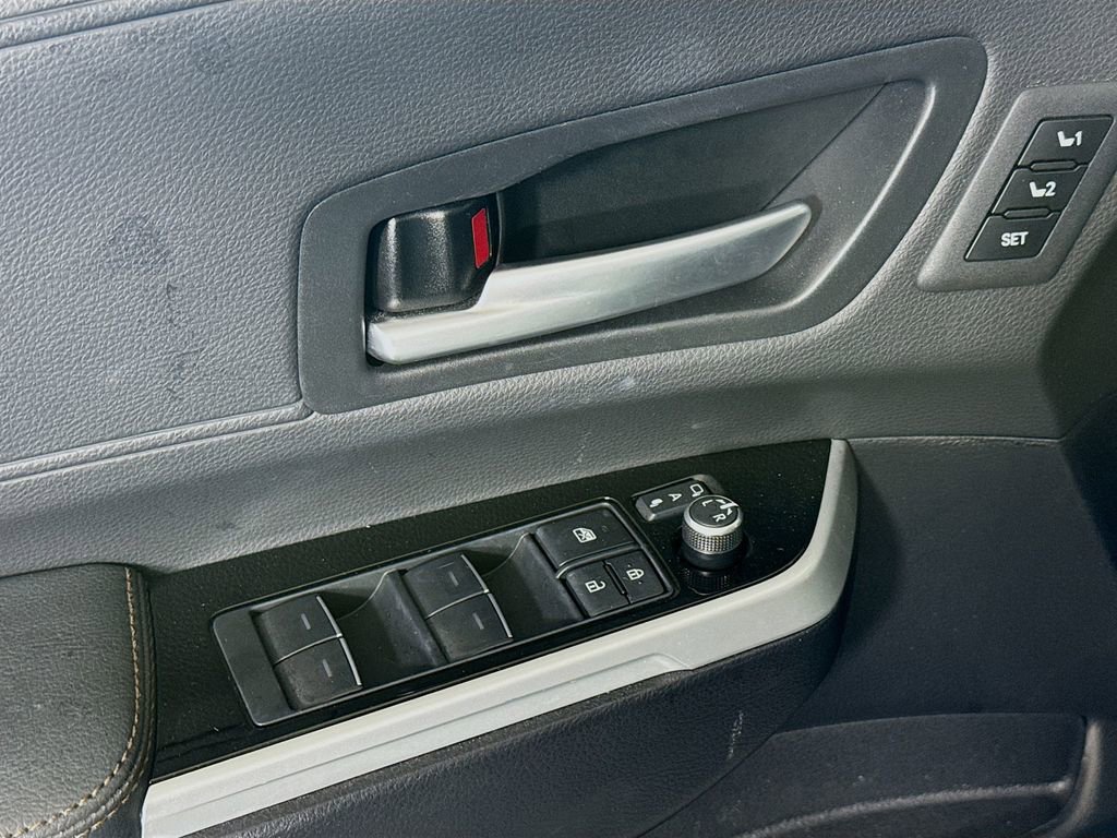 Used 2025 Toyota Sienna Platinum image 17