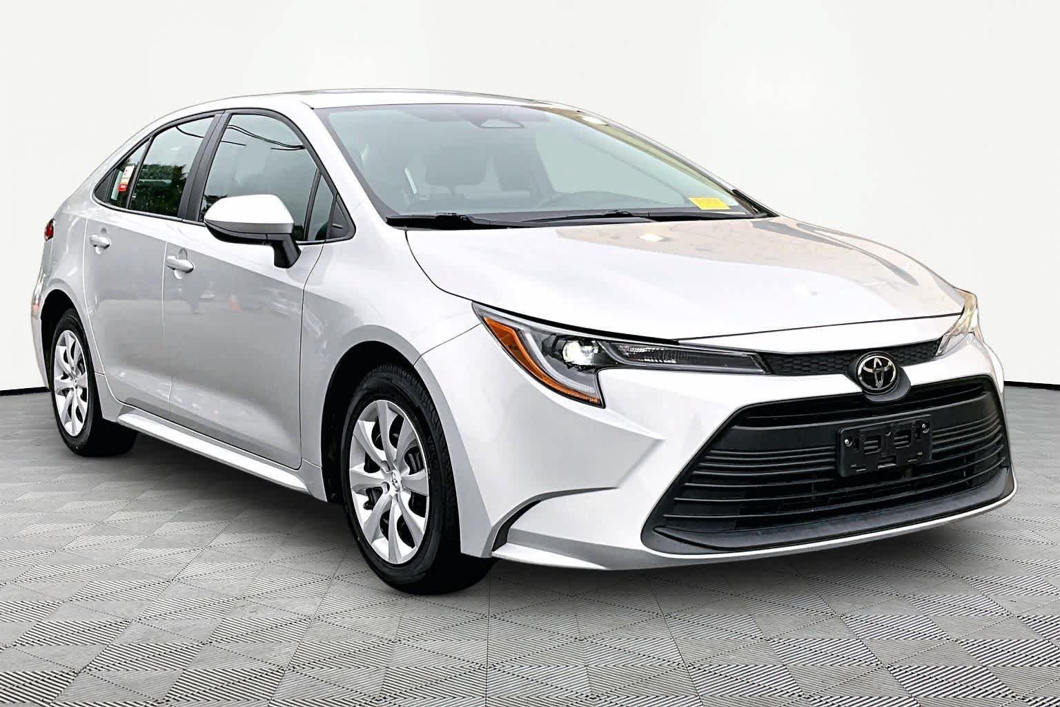 Certified 2025 Toyota Corolla LE FWD image 3