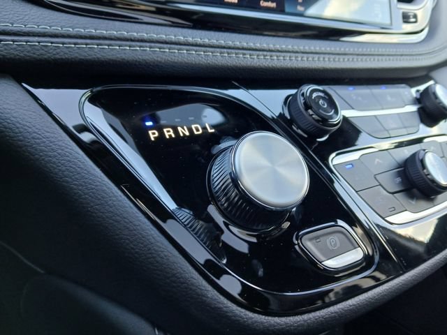 New 2027 Chrysler Pacifica Limited w/ Family Tech Group AWD/4WD image 29