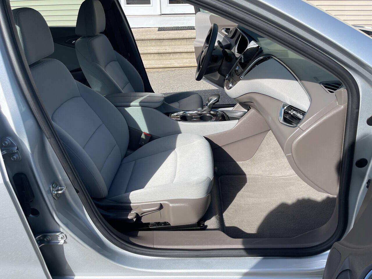 Used 2021 Chevrolet Malibu LT FWD image 13