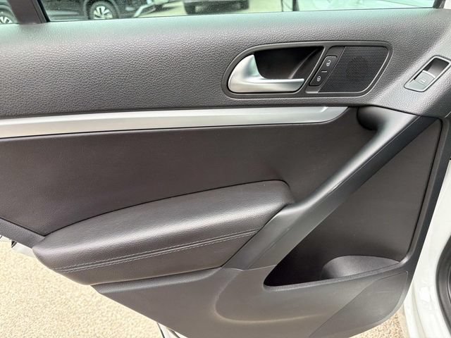 Used 2016 Volkswagen Tiguan R-Line FWD image 8