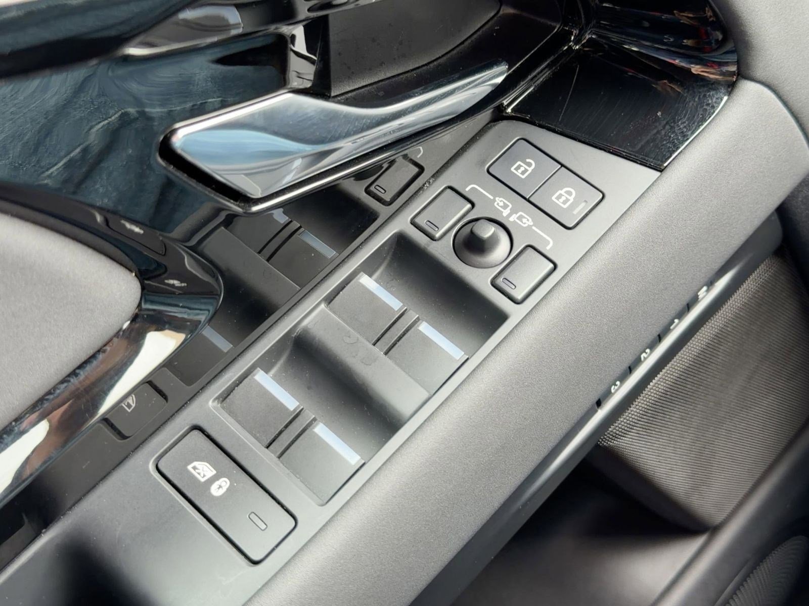 Used 2024 Land Rover Range Rover Evoque Dynamic SE image 10