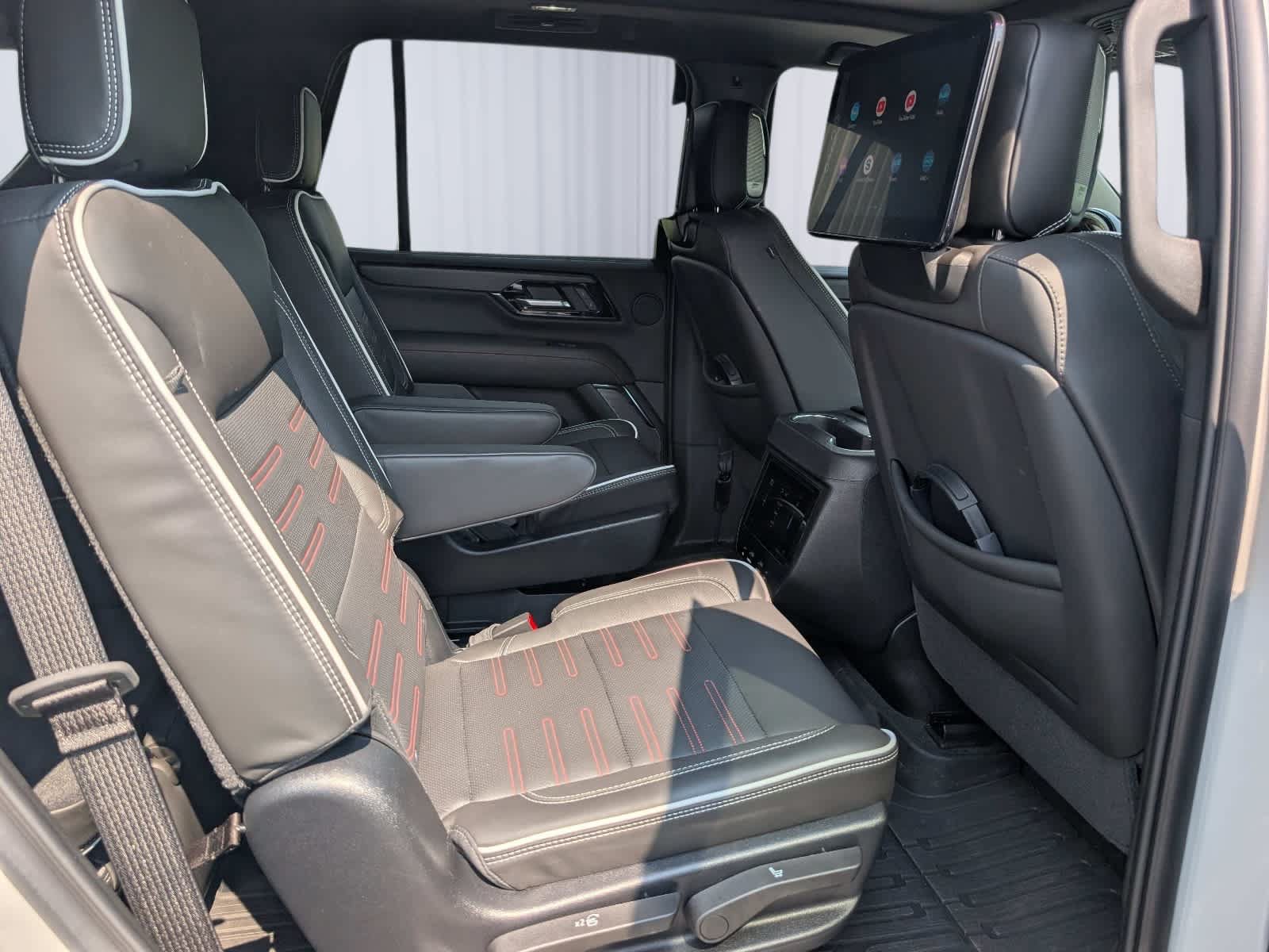 Used 2025 GMC Yukon AT4 Ultimate AWD/4WD image 13