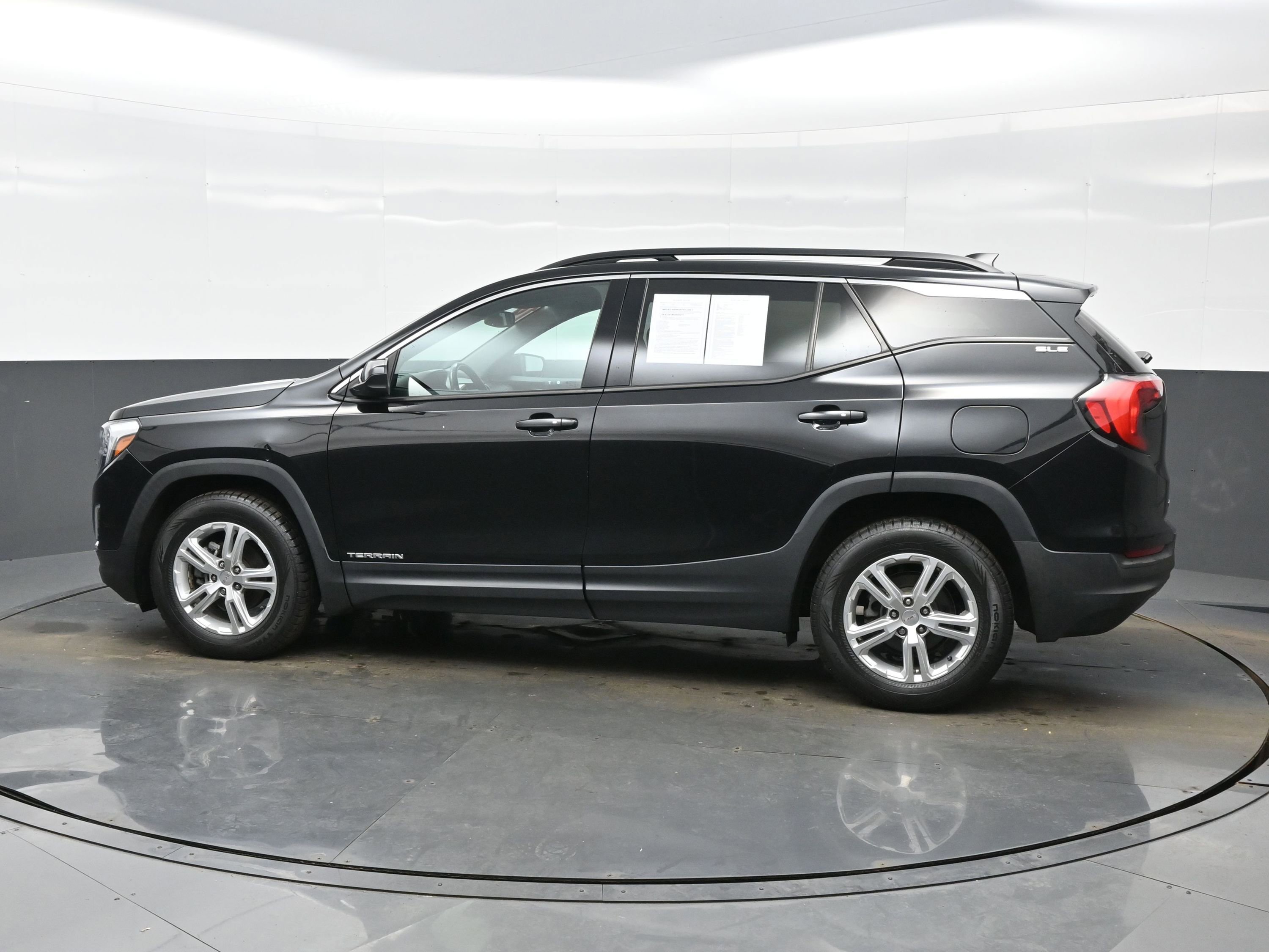 Used 2019 GMC Terrain SLE w/ Driver Convenience Package image 3