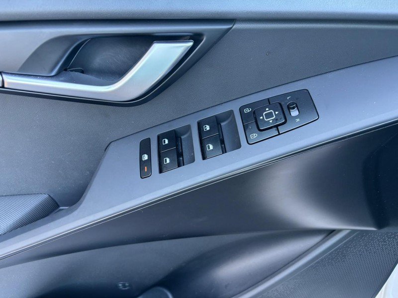 Used 2025 Kia Niro LX FWD image 18