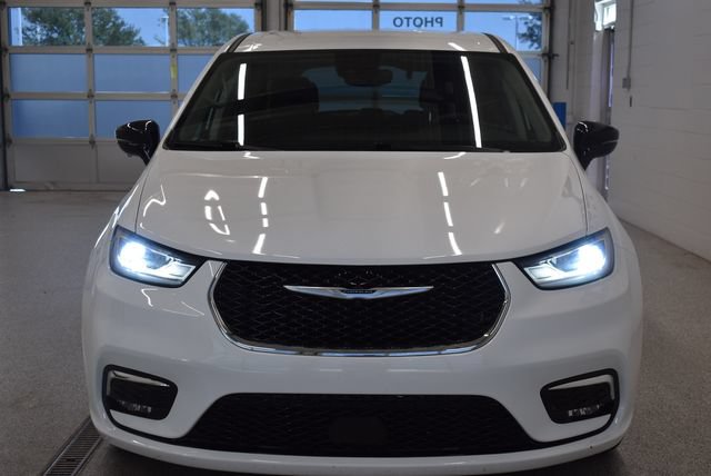 Used 2024 Chrysler Pacifica Touring-L FWD image 3