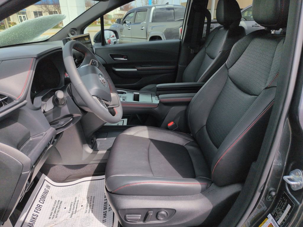 Used 2025 Toyota Sienna XSE w/ XSE Plus Package image 9