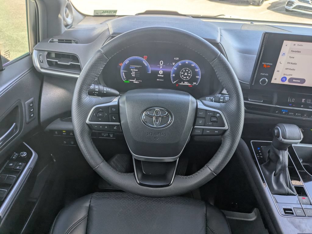 Used 2025 Toyota Sienna Platinum FWD image 27
