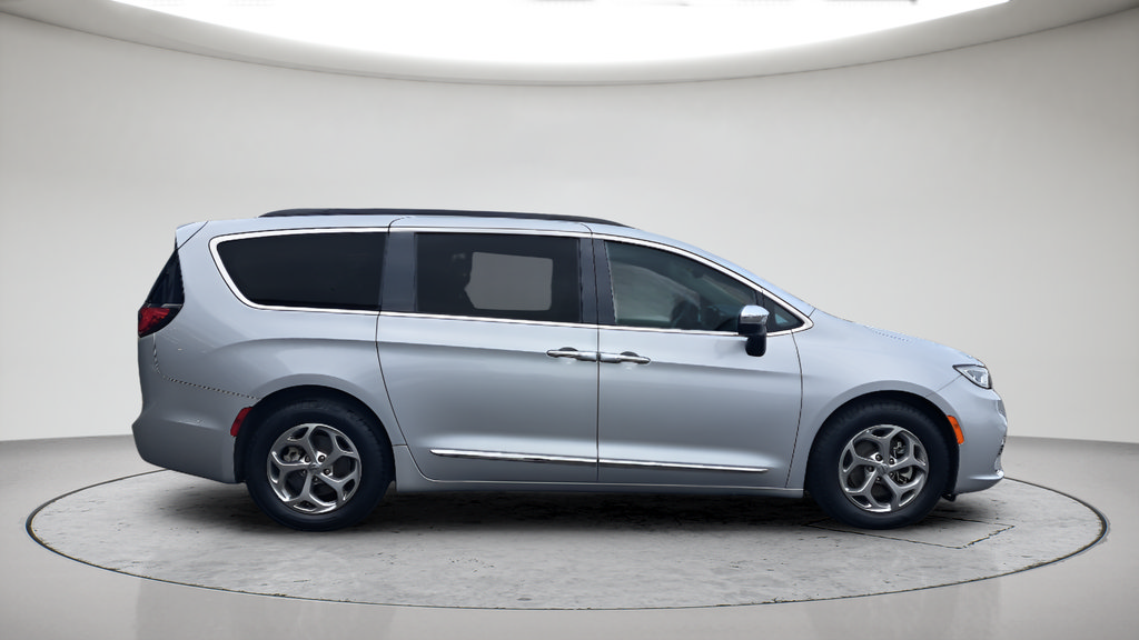Used 2023 Chrysler Pacifica Limited FWD image 2