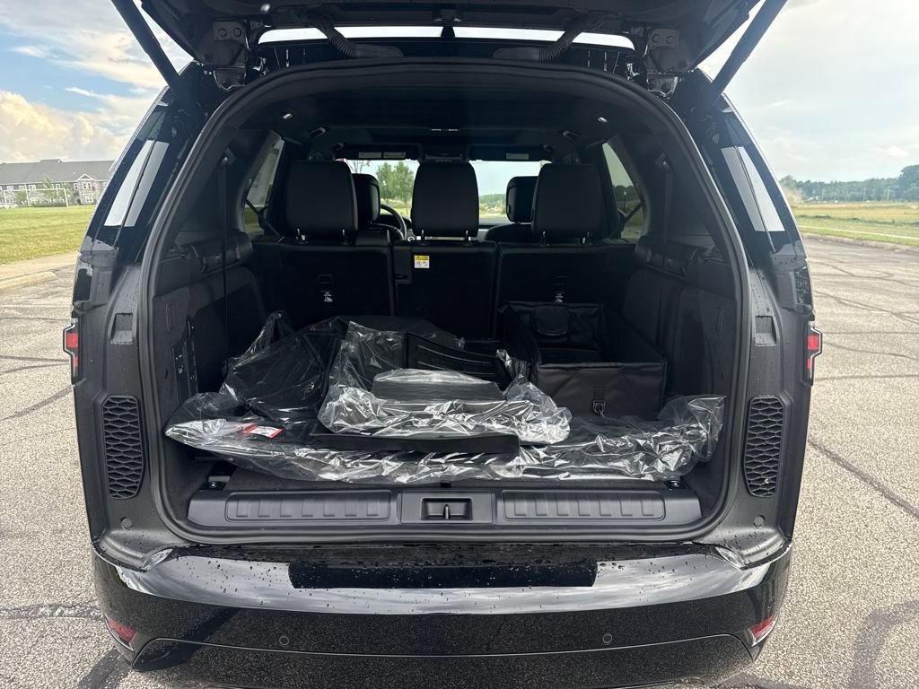 New 2025 Land Rover Discovery Dynamic SE image 15