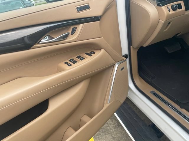 Used 2020 Cadillac Escalade Platinum RWD image 17