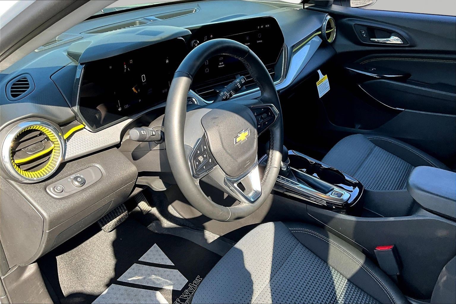 Used 2025 Chevrolet Trax LT w/ Driver Confidence Package image 17