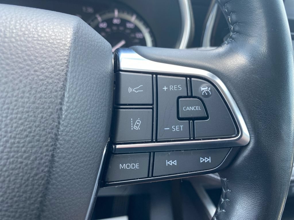 Used 2021 Toyota Highlander XLE AWD/4WD image 24