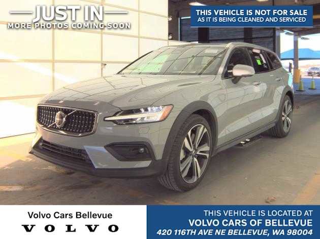 Used 2025 Volvo V60 B5 Cross Country Plus image 1