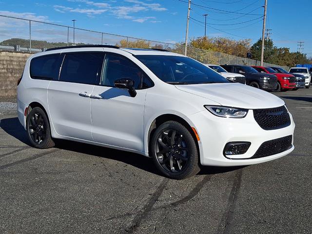 New 2026 Chrysler Pacifica Limited w/ S Appearance Package