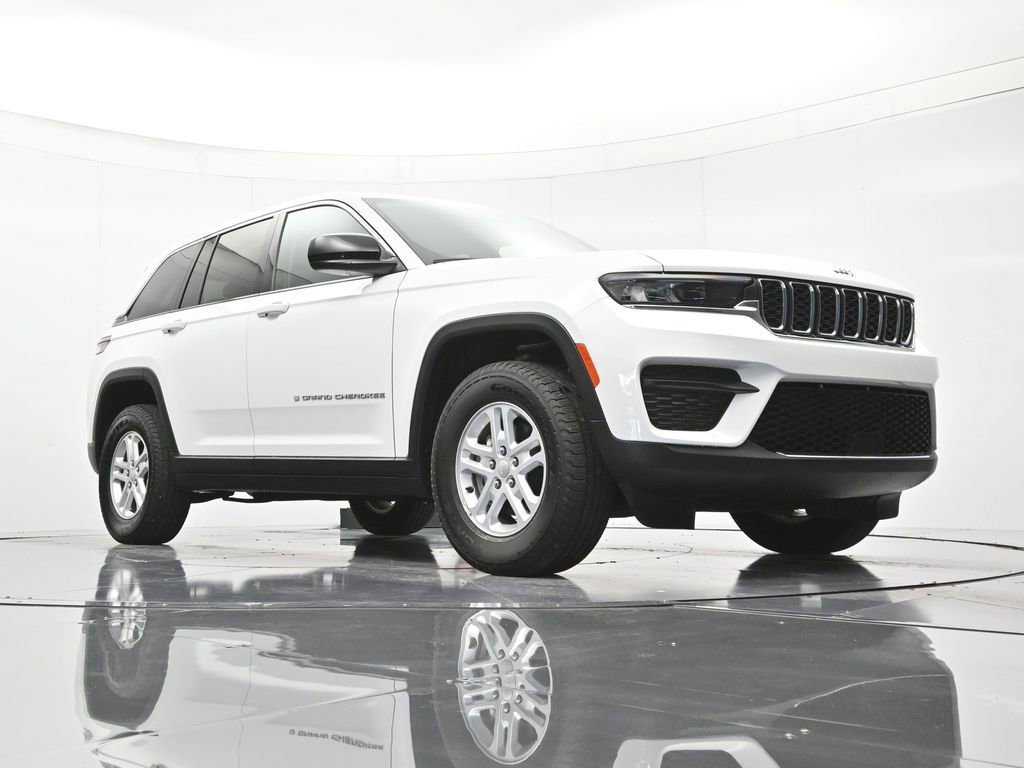Used 2023 Jeep Grand Cherokee Laredo RWD image 37