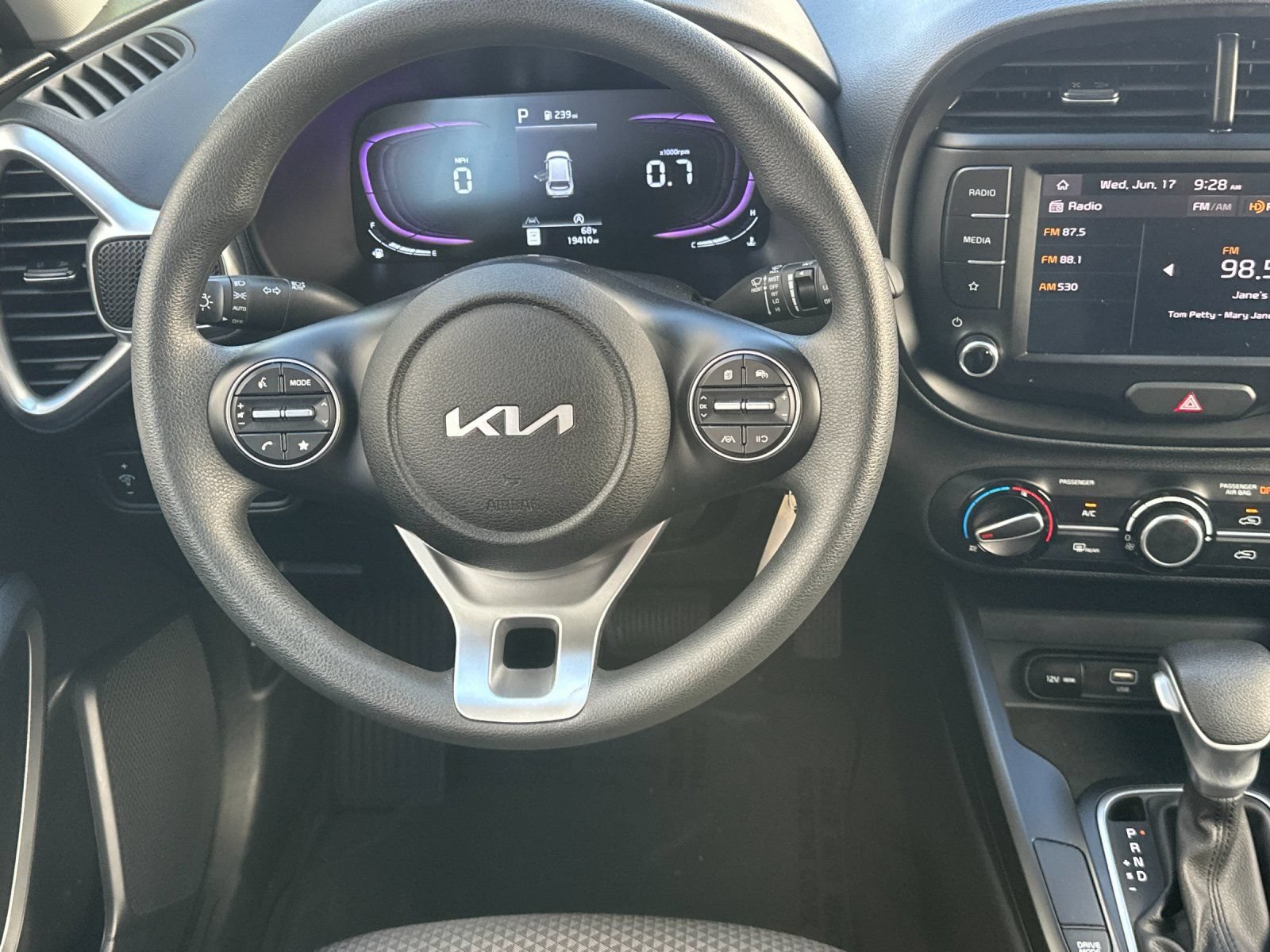 Used 2025 Kia Soul LX w/ LX Technology Package FWD image 14