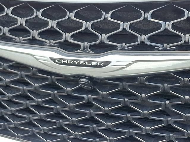 Used 2024 Chrysler Pacifica Touring-L FWD image 30