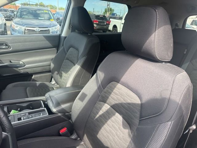 Used 2025 Nissan Pathfinder SV FWD image 12