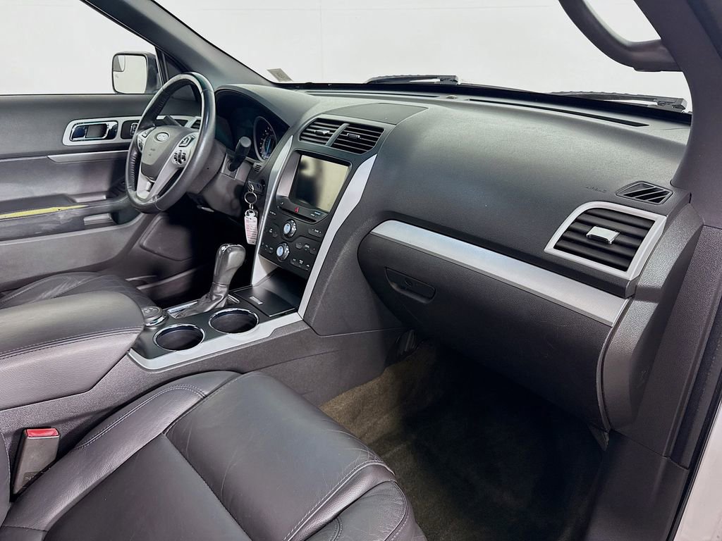 Used 2014 Ford Explorer XLT w/ Equipment Group 202A AWD/4WD image 30
