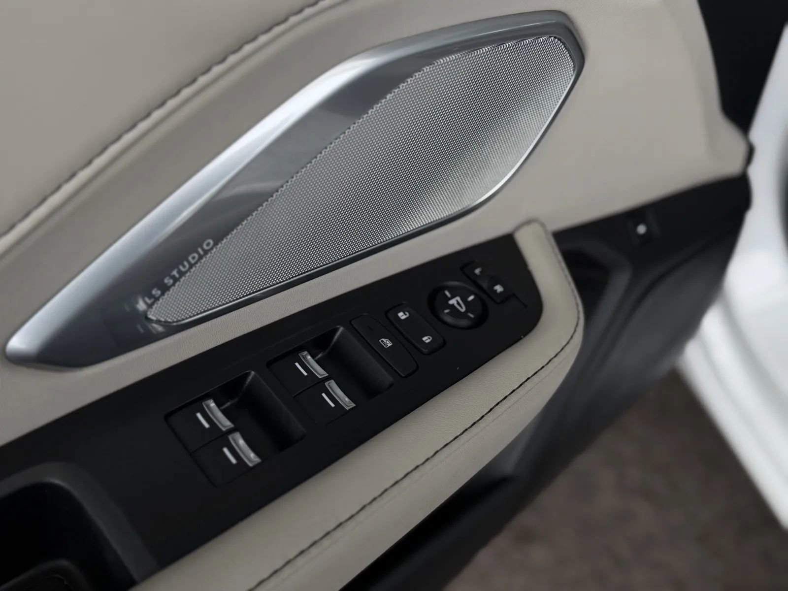 Used 2025 Acura RDX SH-AWD w/ Technology Package image 25