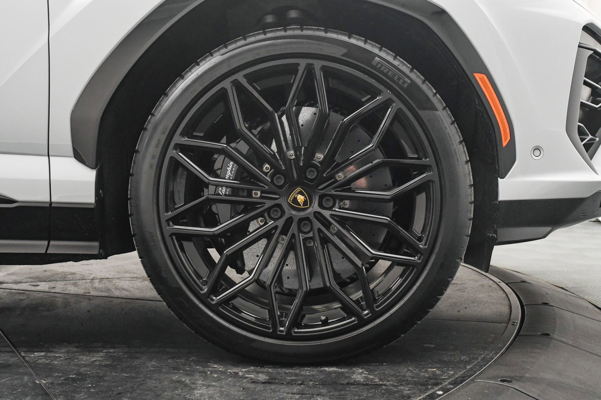 Used 2025 Lamborghini Urus SE image 35