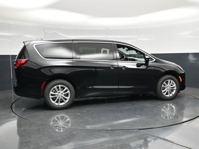 New 2027 Chrysler Pacifica Select AWD/4WD image 12