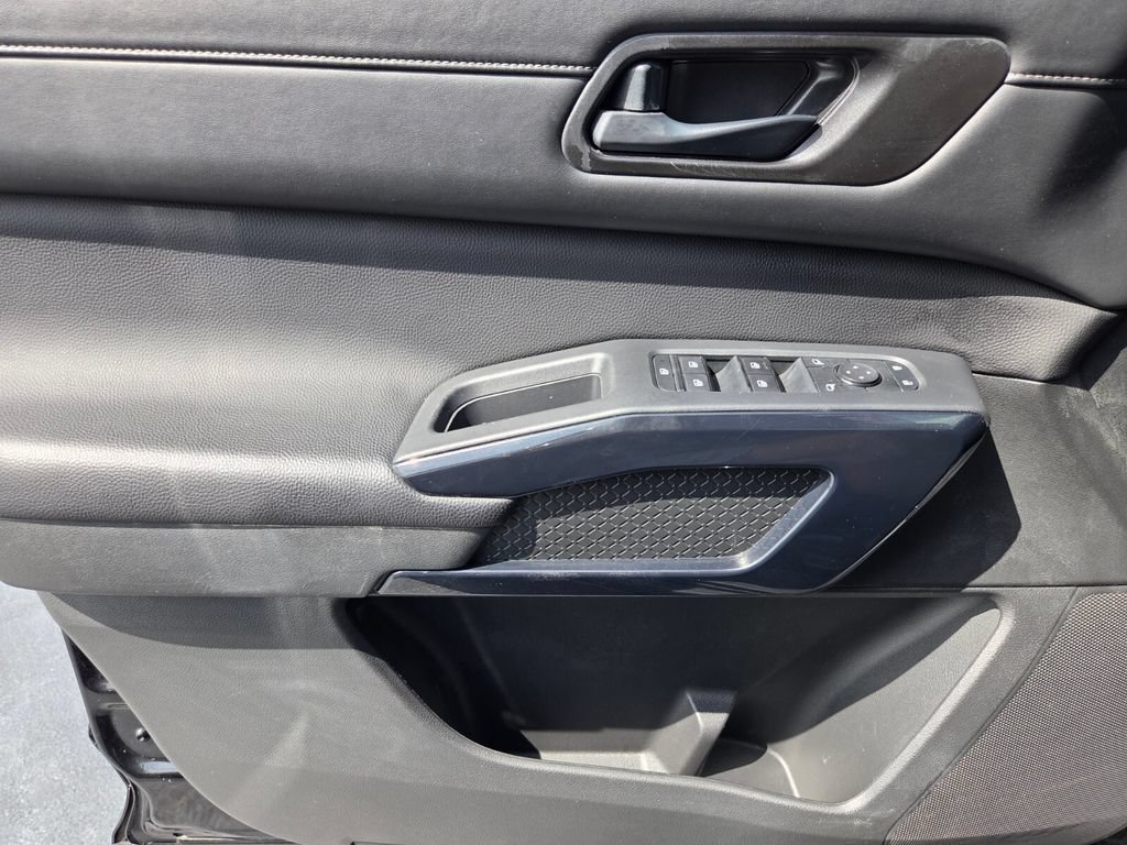 Used 2025 Nissan Pathfinder SV AWD/4WD image 33