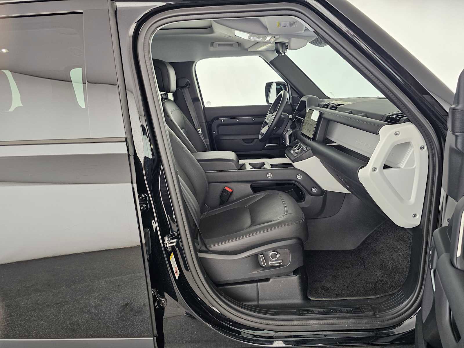 Used 2025 Land Rover Defender 130 S image 10