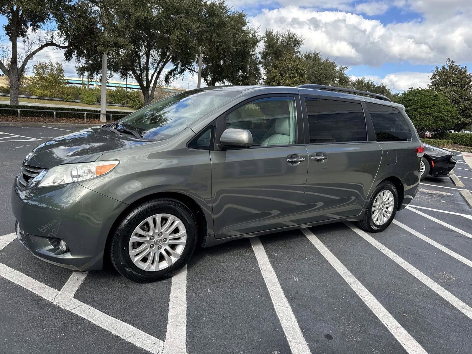 Used 2014 Toyota Sienna XLE image 5