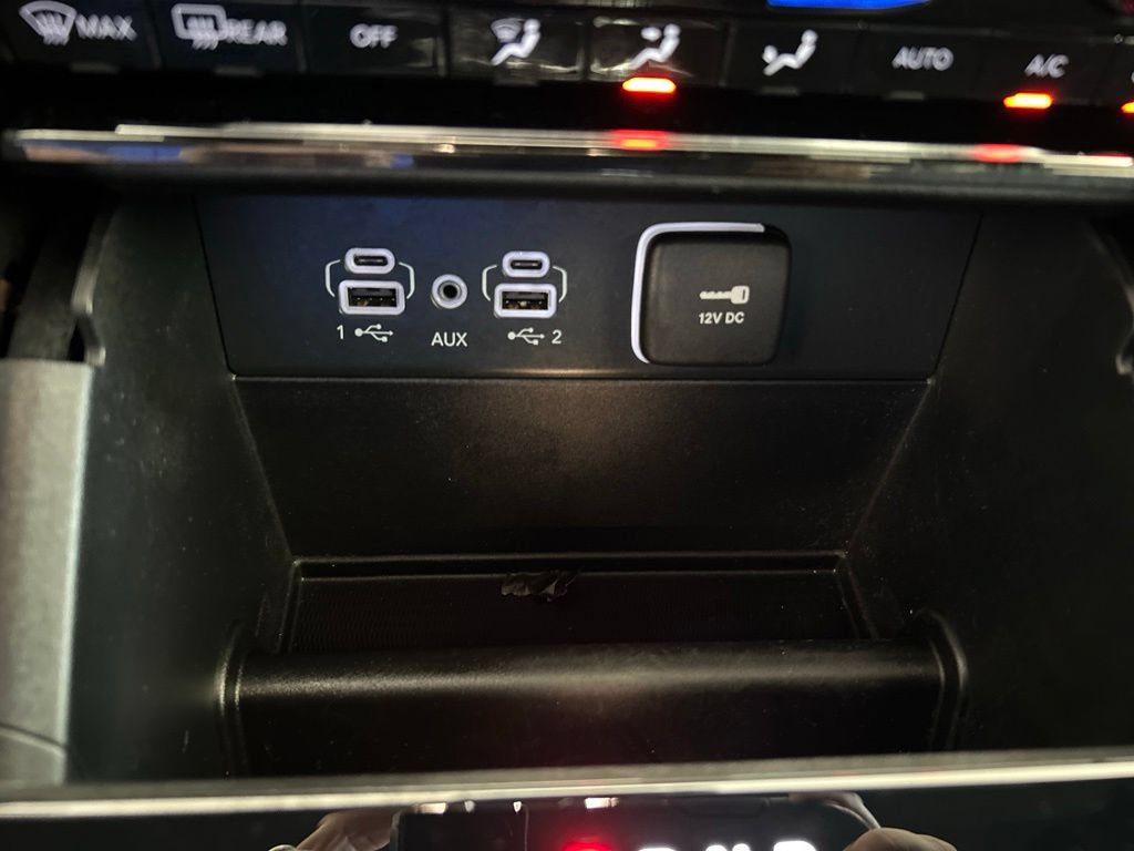 Used 2025 Jeep Grand Cherokee Laredo AWD/4WD image 46