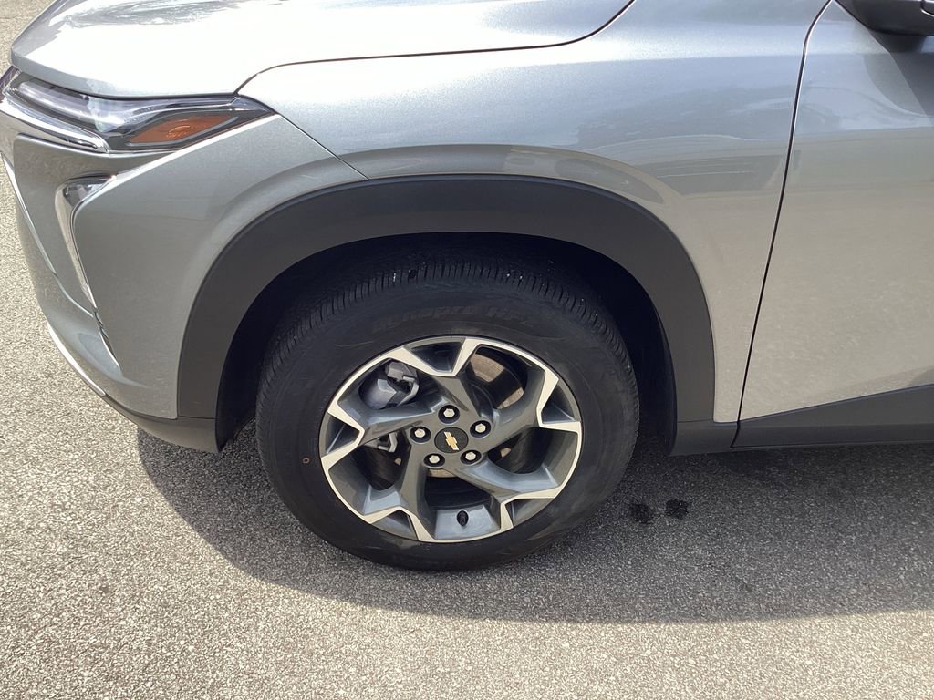Used 2024 Chevrolet Trax LT w/ Sunroof Package FWD image 30