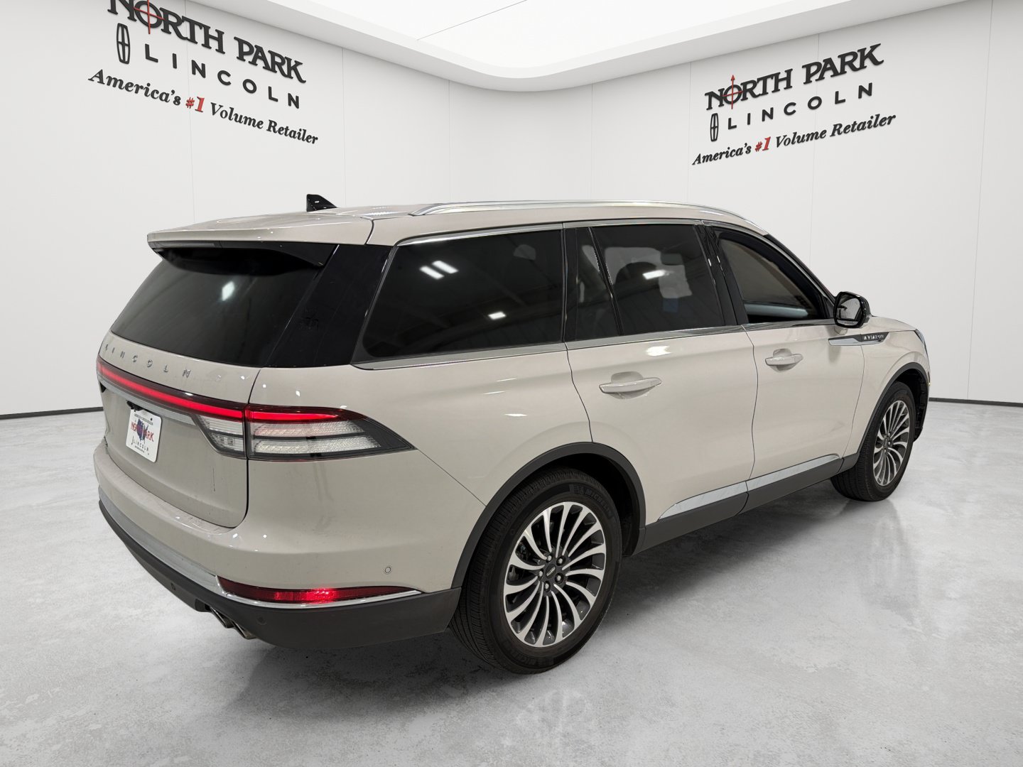 Used 2022 Lincoln Aviator Reserve w/ Equipment Group 201A AWD/4WD image 5