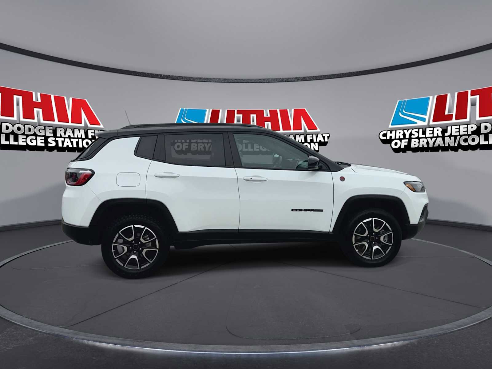Used 2025 Jeep Compass Trailhawk w/ Trailer Tow Group AWD/4WD image 9