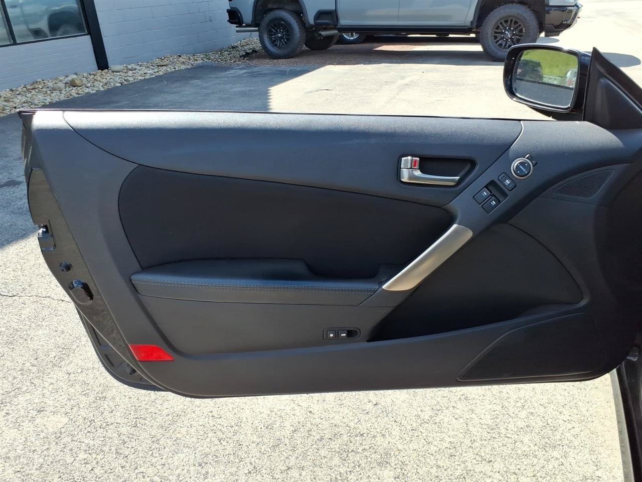 Used 2016 Hyundai Genesis 3.8 RWD image 11