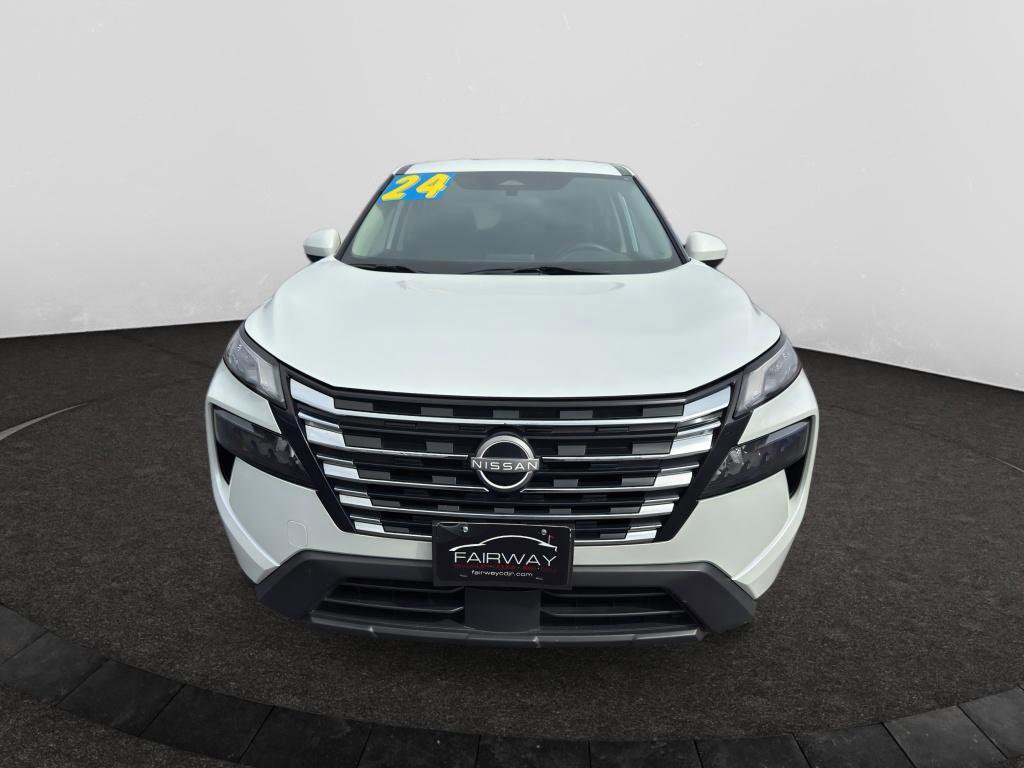 Used 2024 Nissan Rogue SV image 2