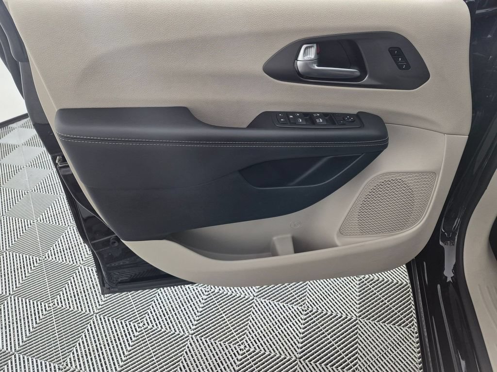 Used 2024 Chrysler Pacifica Touring-L FWD image 11