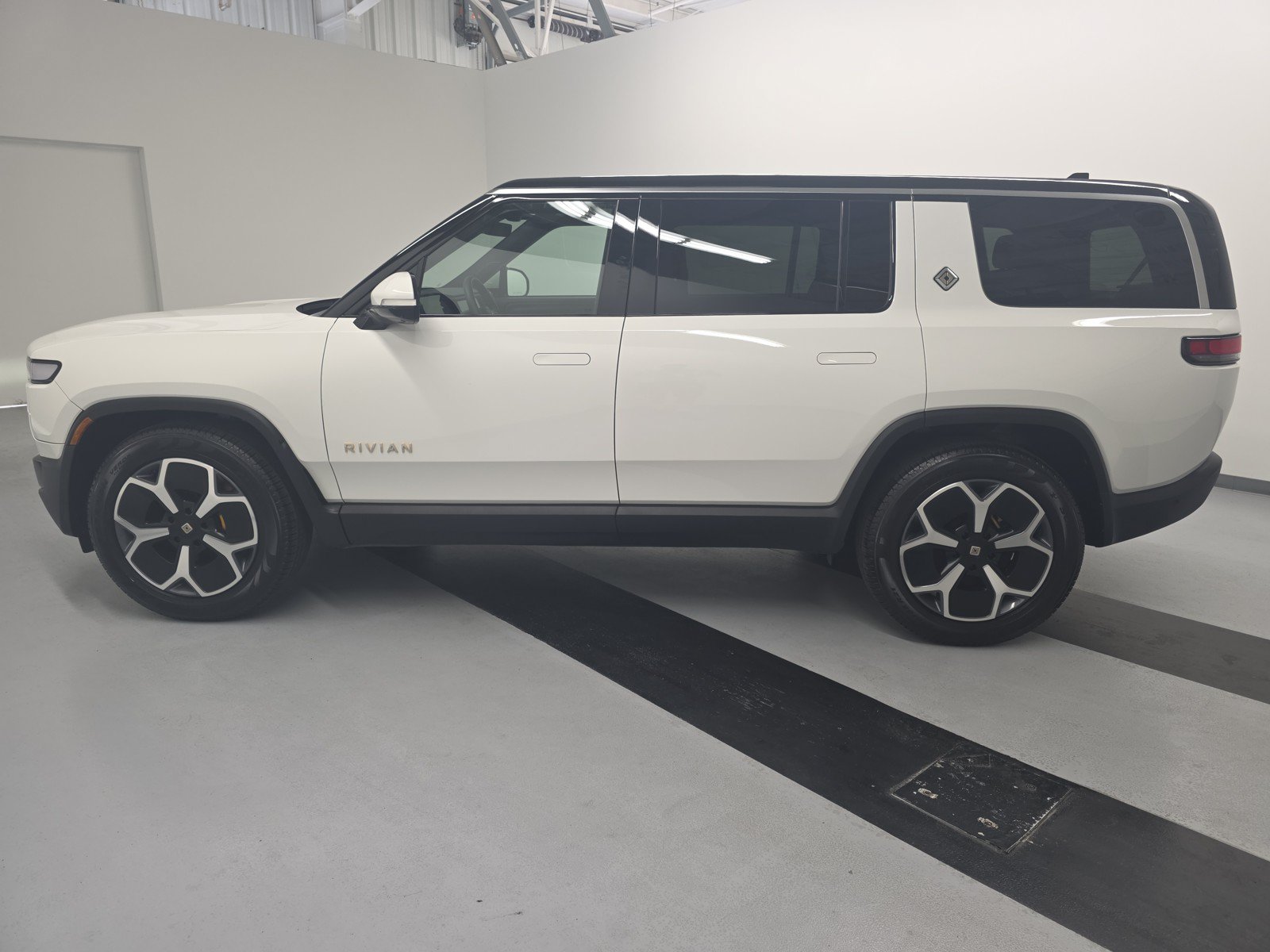 Used 2024 Rivian R1S Adventure AWD/4WD image 2