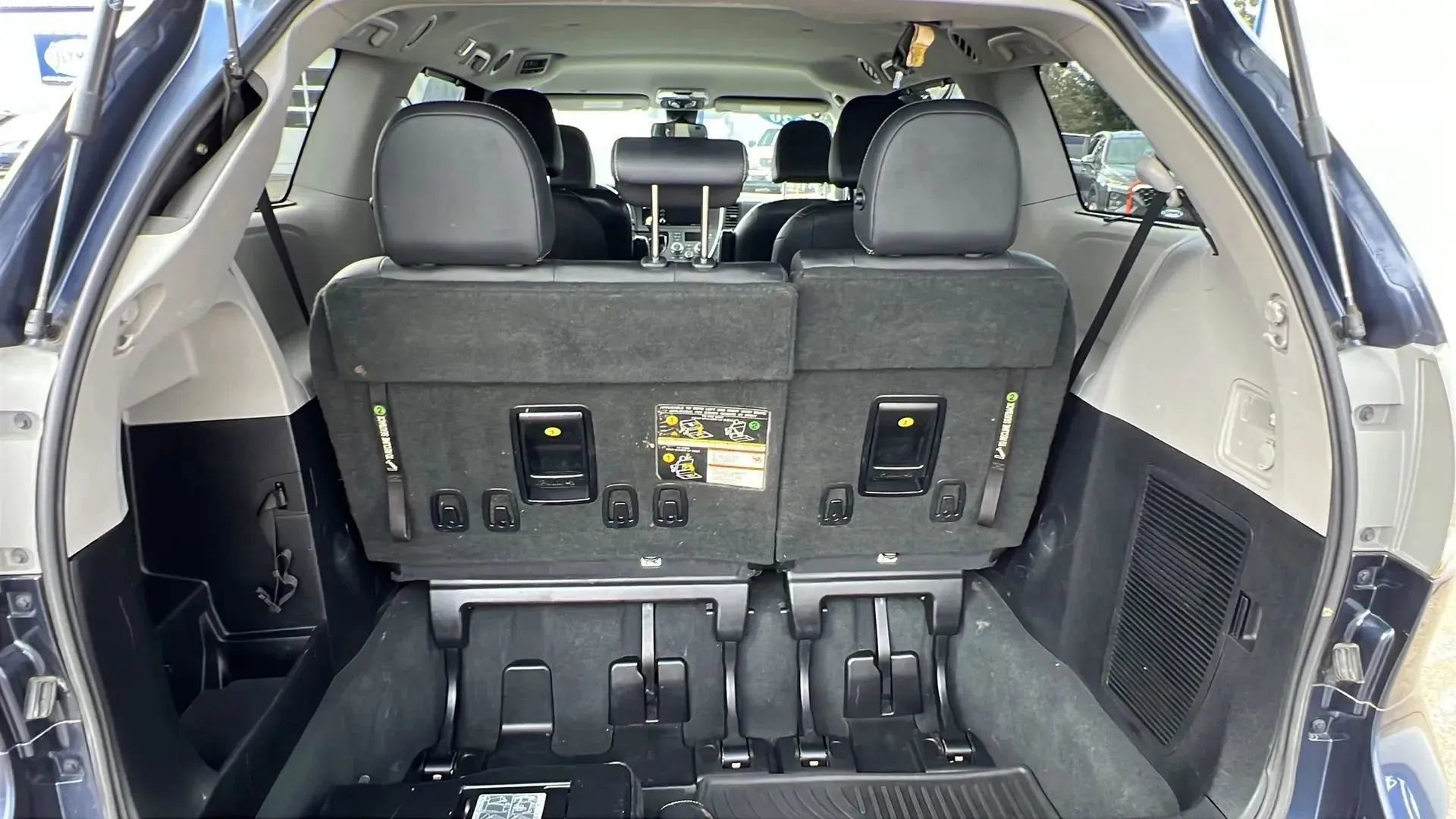 Used 2020 Toyota Sienna SE FWD image 10