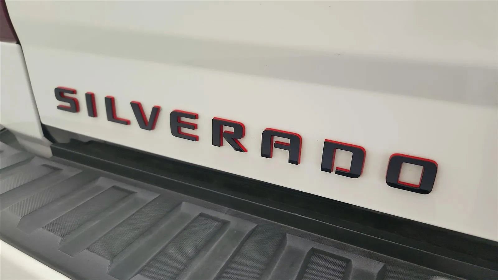 Used 2017 Chevrolet Silverado 1500 LTZ Z71 w/ Redline Edition image 17