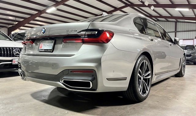 Used 2021 BMW 750i xDrive w/ M Sport Package image 3