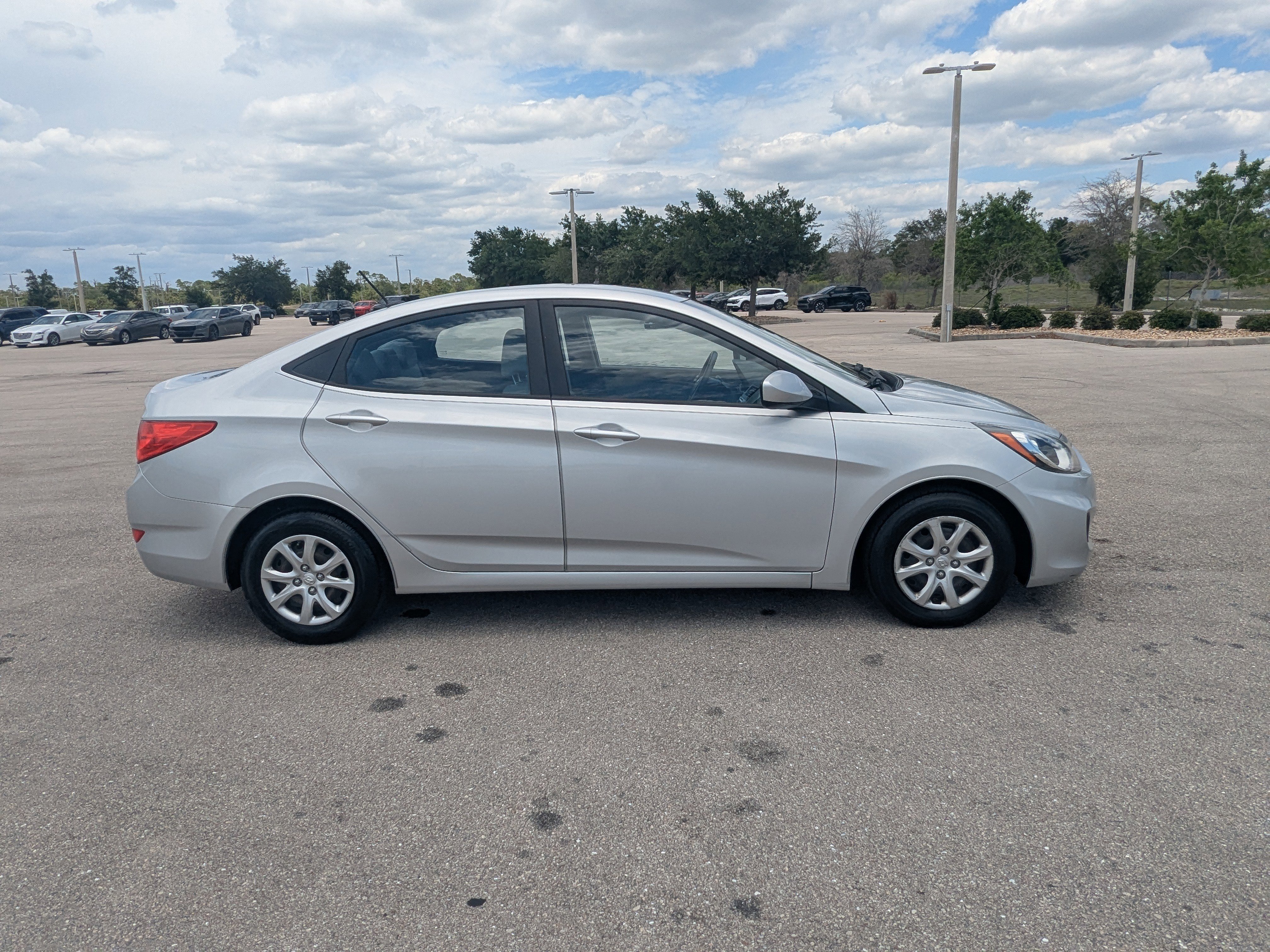 Used 2013 Hyundai Accent GLS FWD image 4