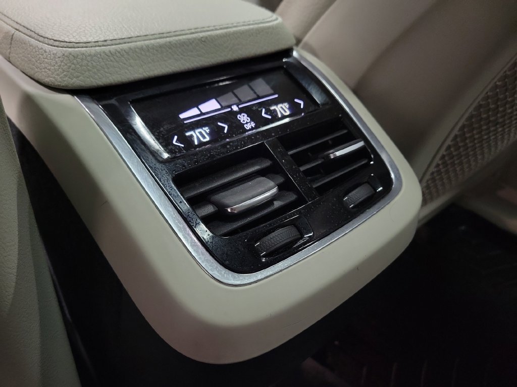 Used 2016 Volvo XC90 T6 Momentum w/ Momentum Plus Package AWD/4WD image 34