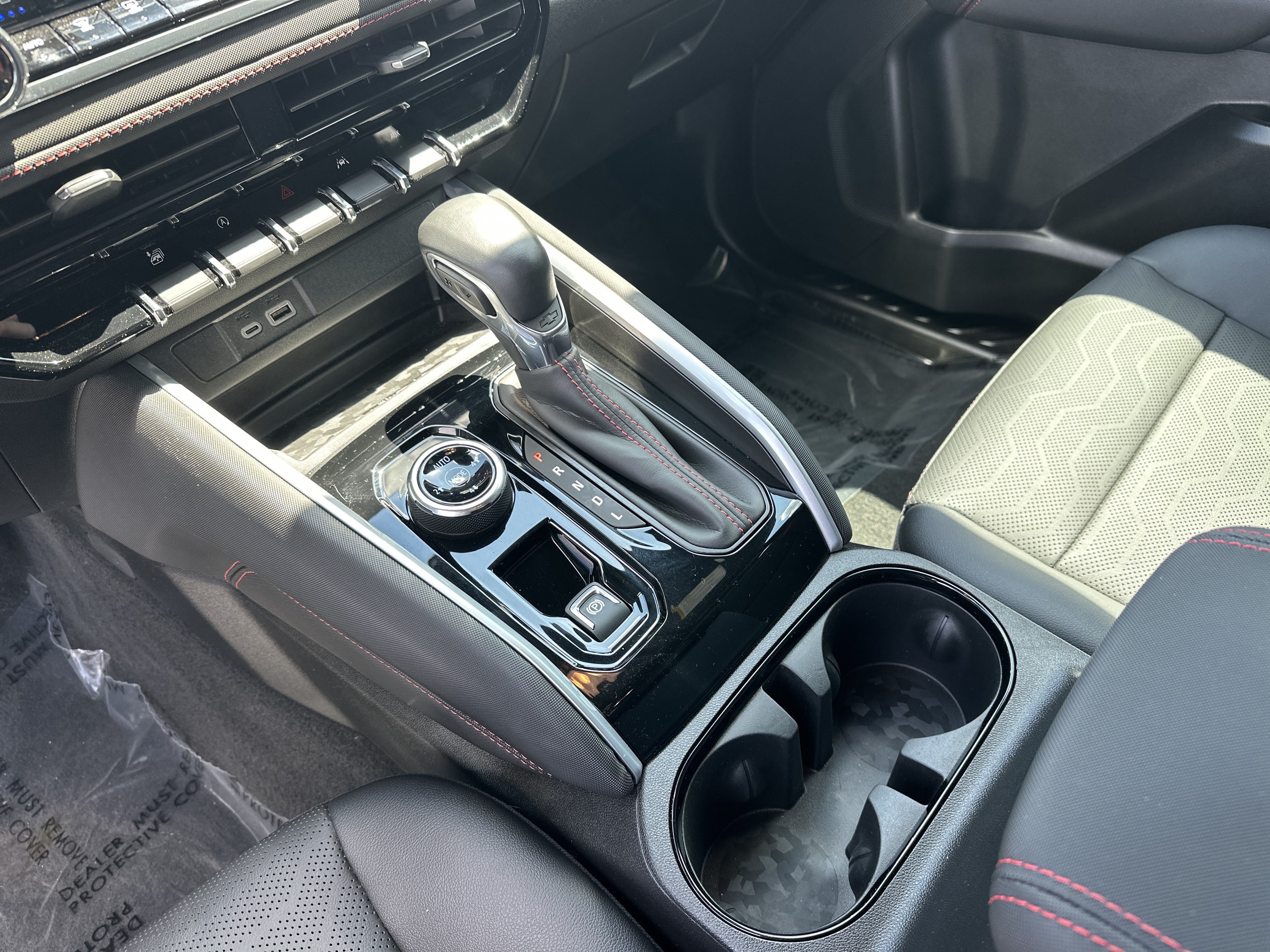 Used 2025 Chevrolet Colorado Z71 w/ Technology Package AWD/4WD image 26