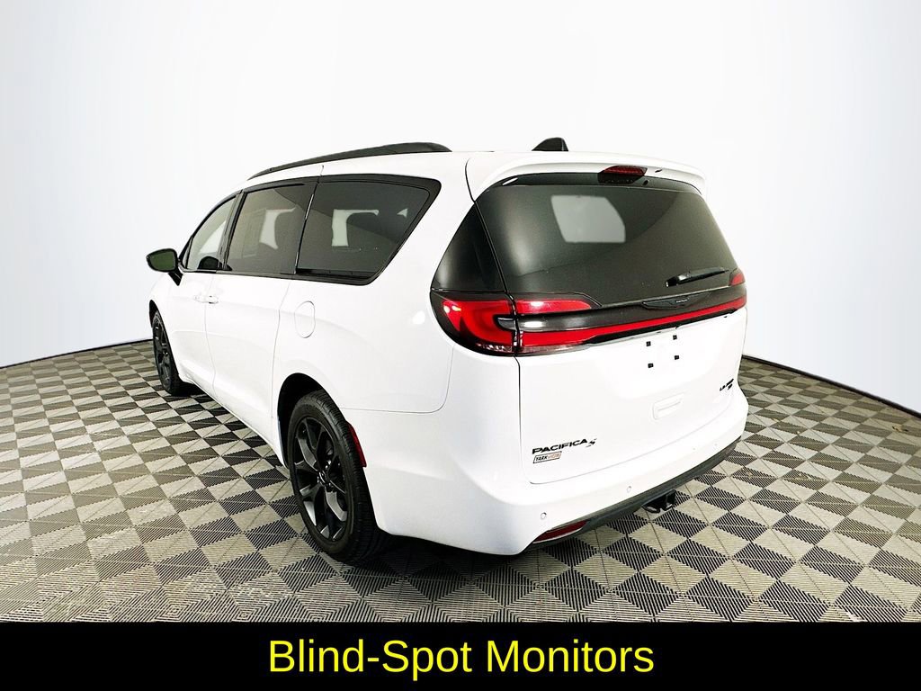 Used 2023 Chrysler Pacifica Limited w/ Uconnect Theater Family Group image 7