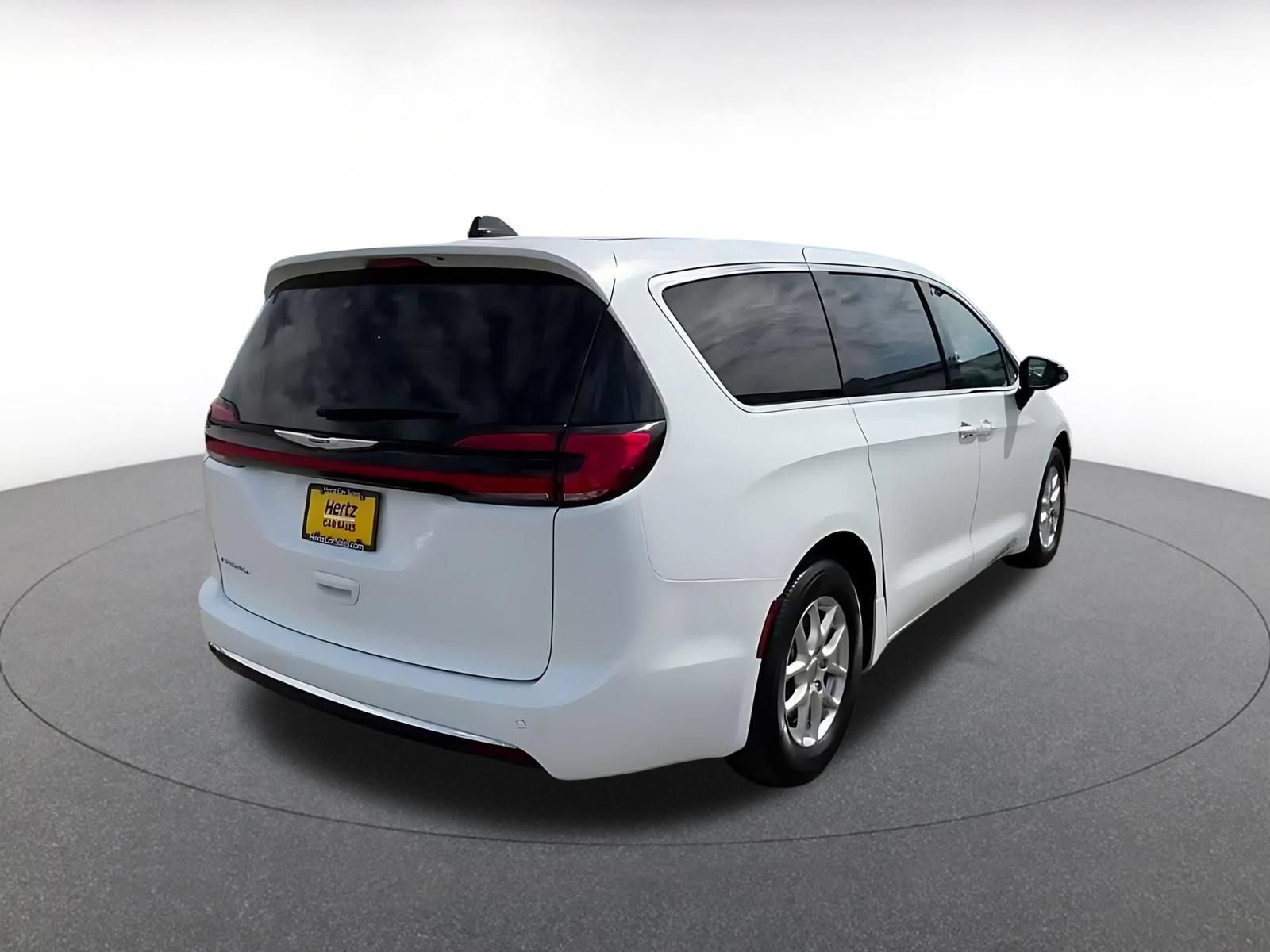 Used 2024 Chrysler Pacifica Touring-L FWD image 14