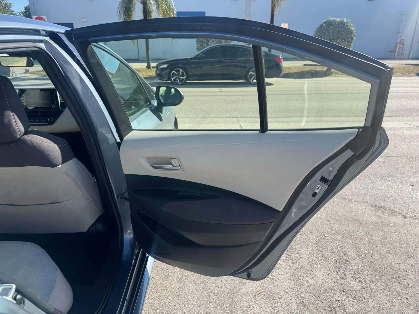 Used 2020 Toyota Corolla LE image 19