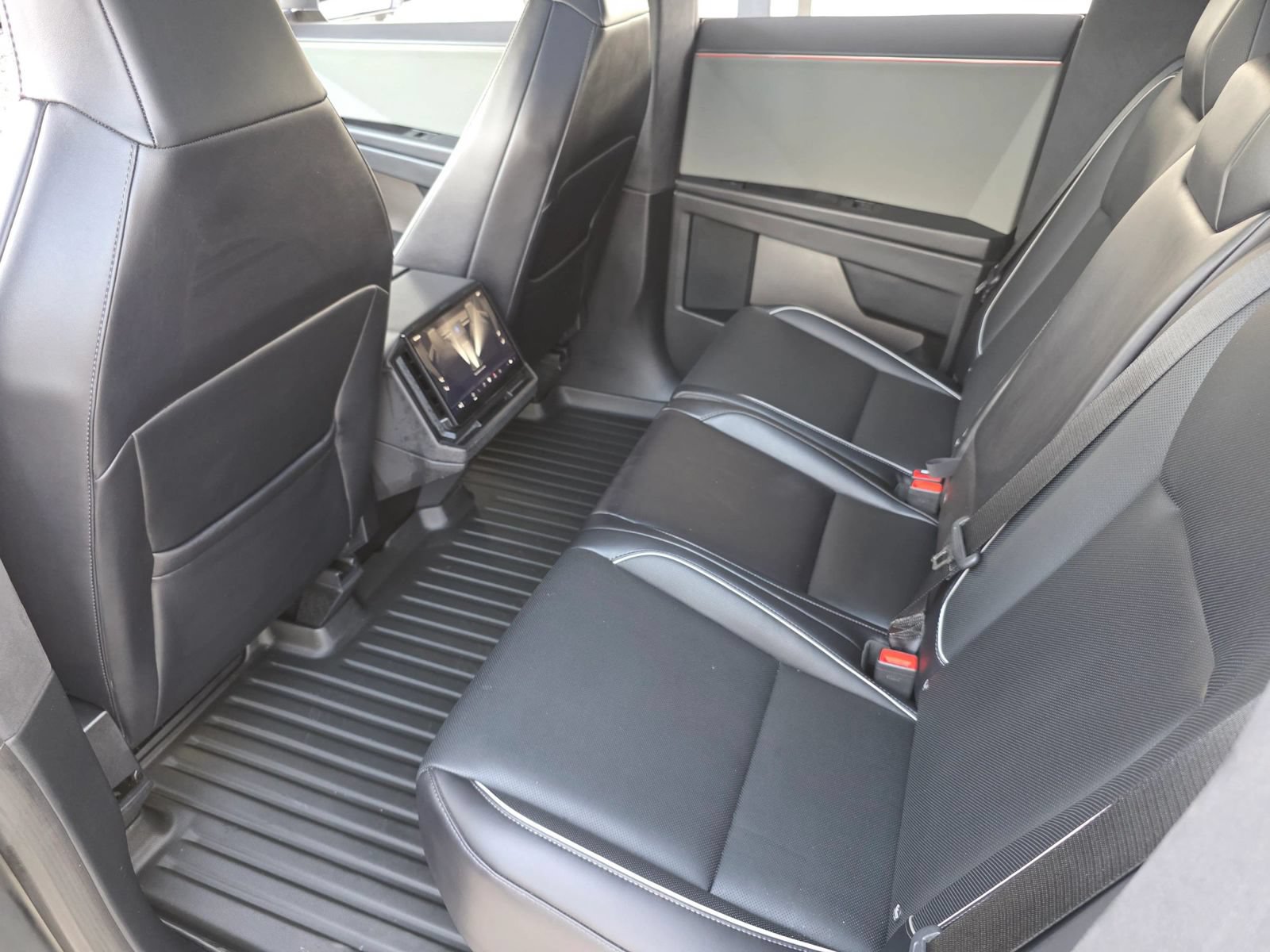 Used 2025 Tesla Cybertruck AWD Crew Cab image 32